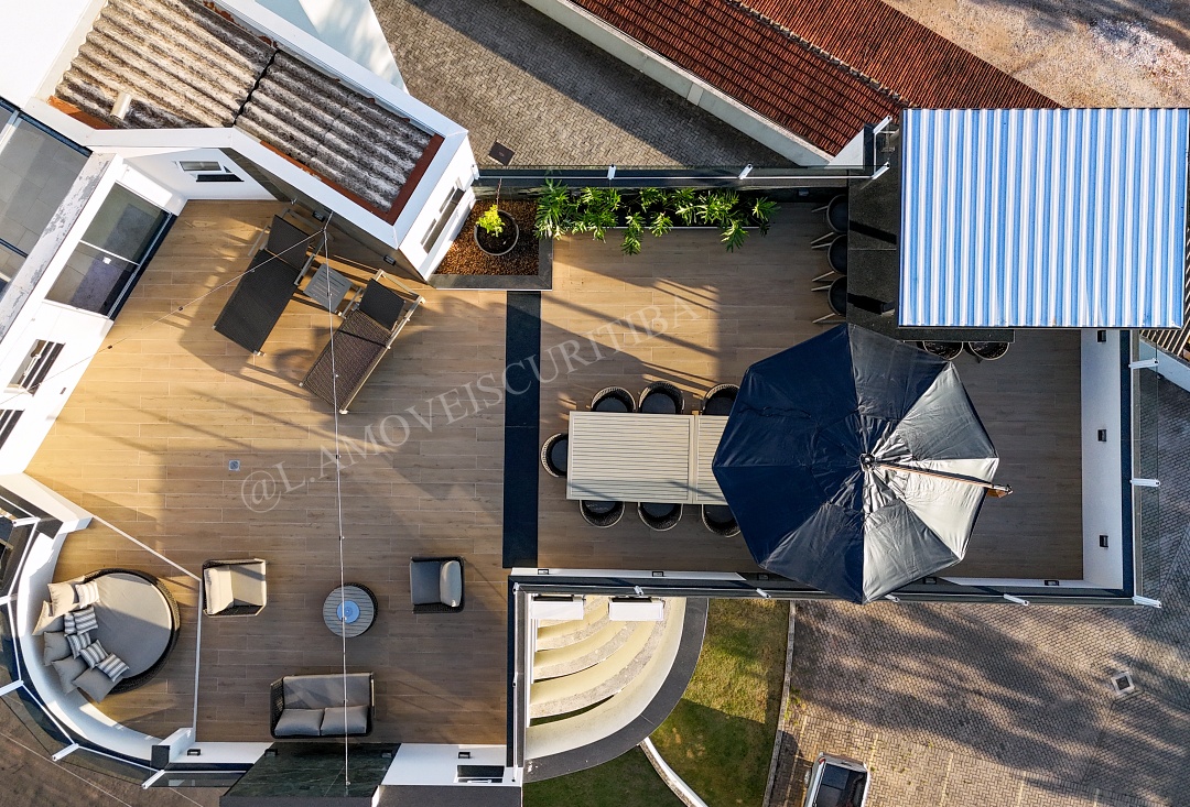 Vista aérea de terraço com espreguiçadeiras