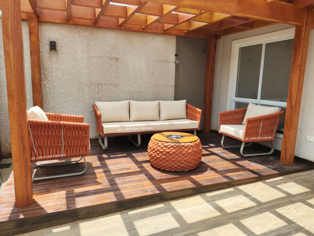 Conjunto Paris em tricô náutico terracota com sofá, poltronas e mesa champanheira em deck de madeira