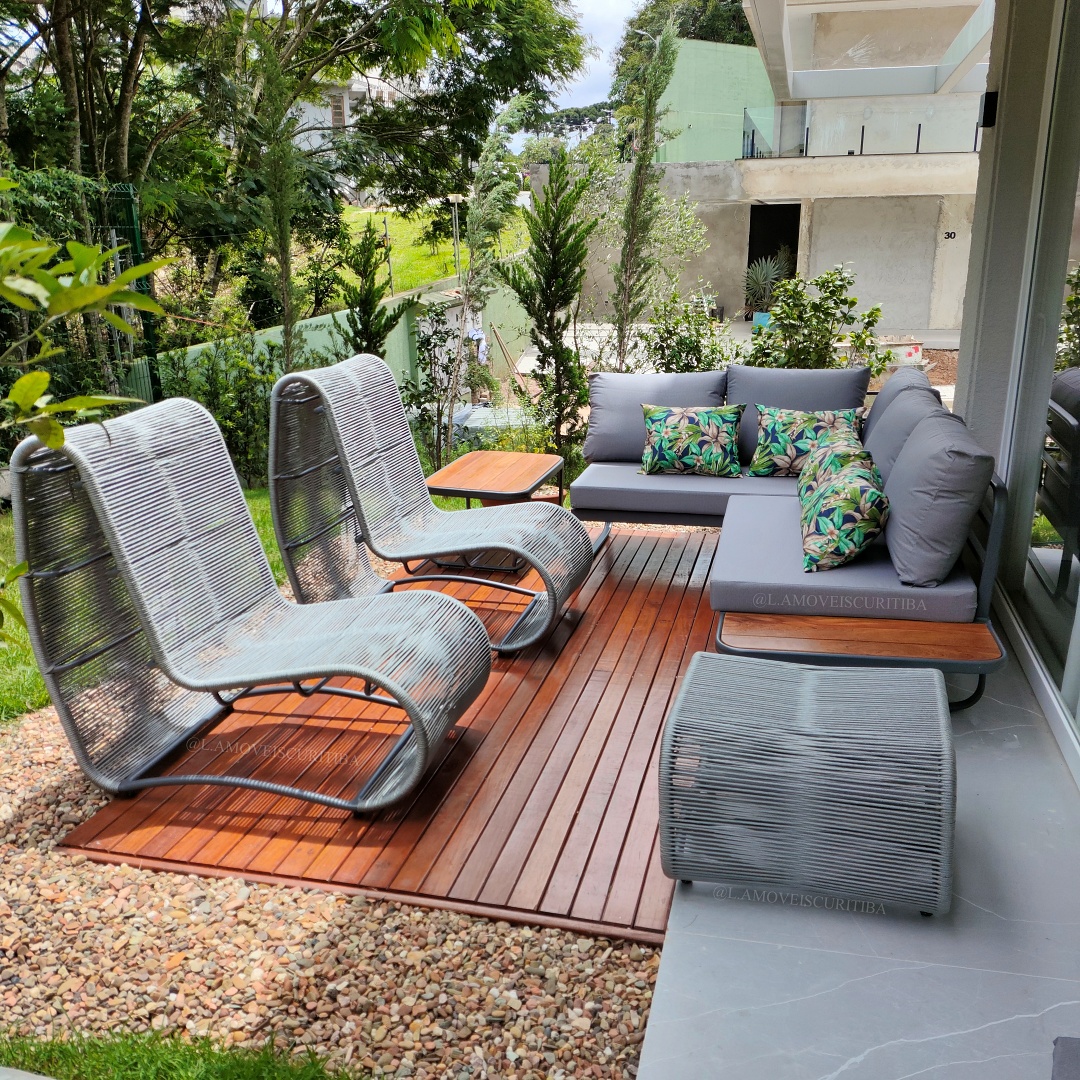 Poltronas de corda náutica em deck de jardim