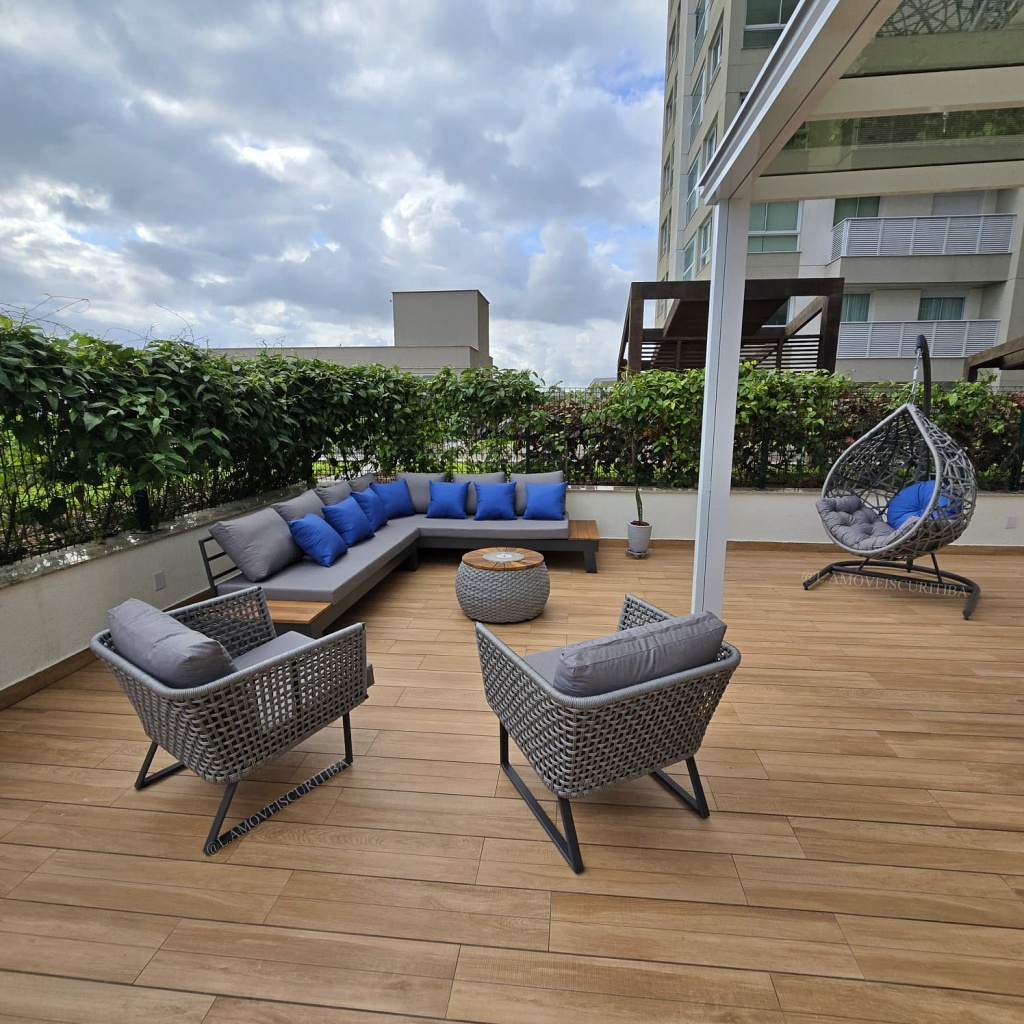 Varanda gourmet com lounge modular, poltronas e balanço suspenso