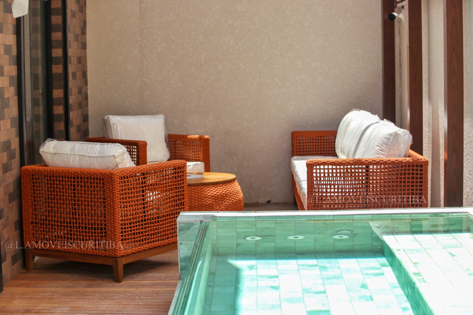 Poltronas outdoor posicionadas à beira da piscina