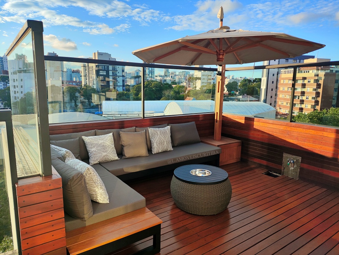 Lounge sob medida em rooftop com deck de madeira